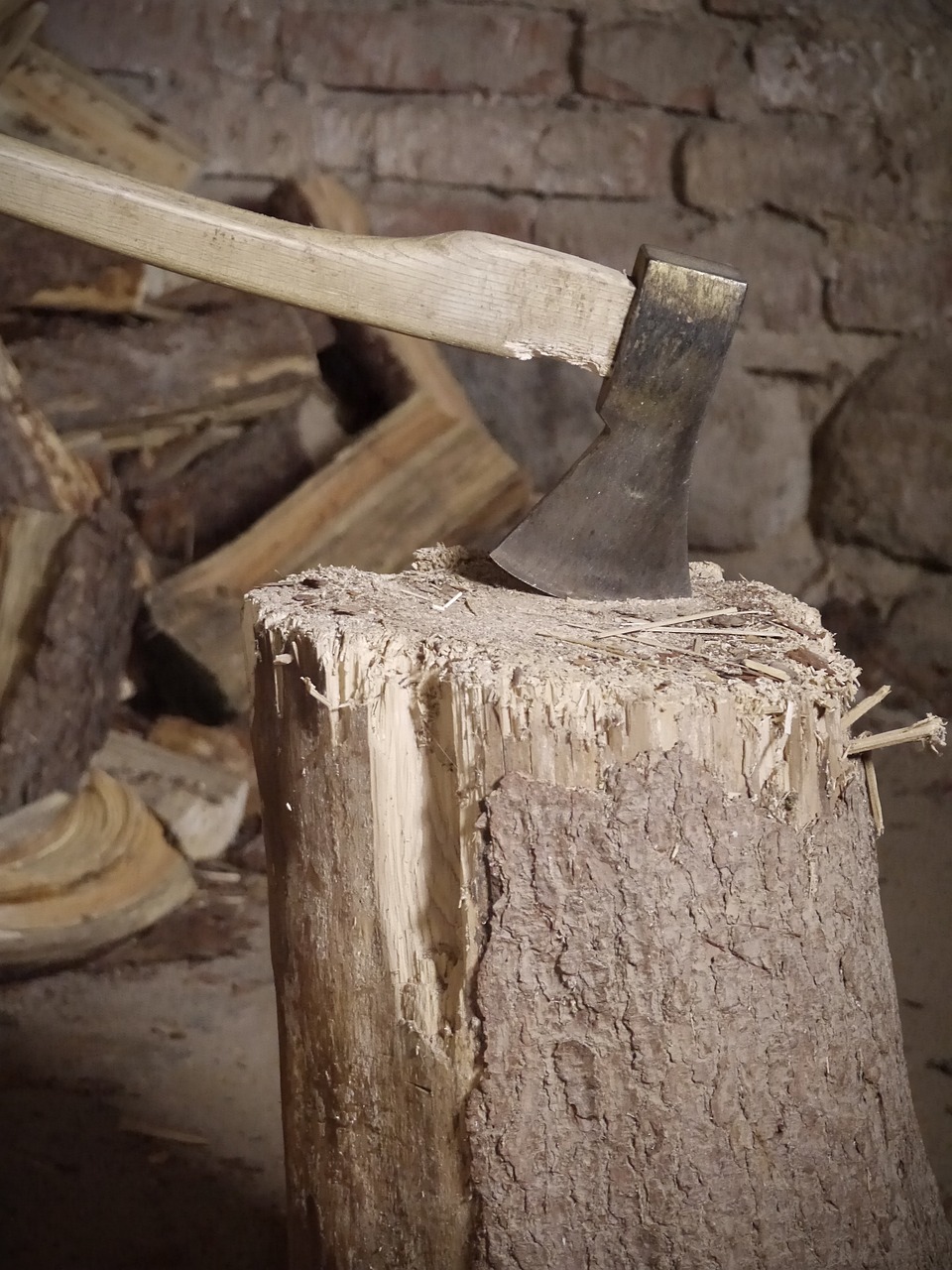 Log Splitter vs. Axe: A Comprehensive Guide to Choosing the Right Tool for Efficient Wood Splitting